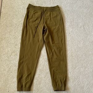 NWOT Aritzia TnAction TNASLICK WARM-UP JOGGER Ancient Olive Medium